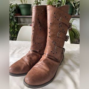 Size 13 (a bit tight) Blowfish brown, simile leather. Beautiful details.